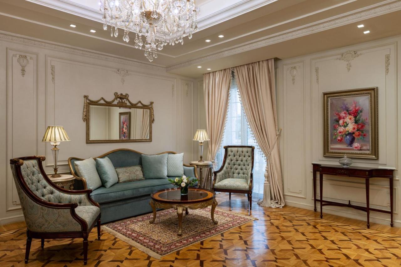 Hotel The St Regis New Capital Il Cairo Esterno foto A living room in a suite at the Four Seasons Hotel, Moscow