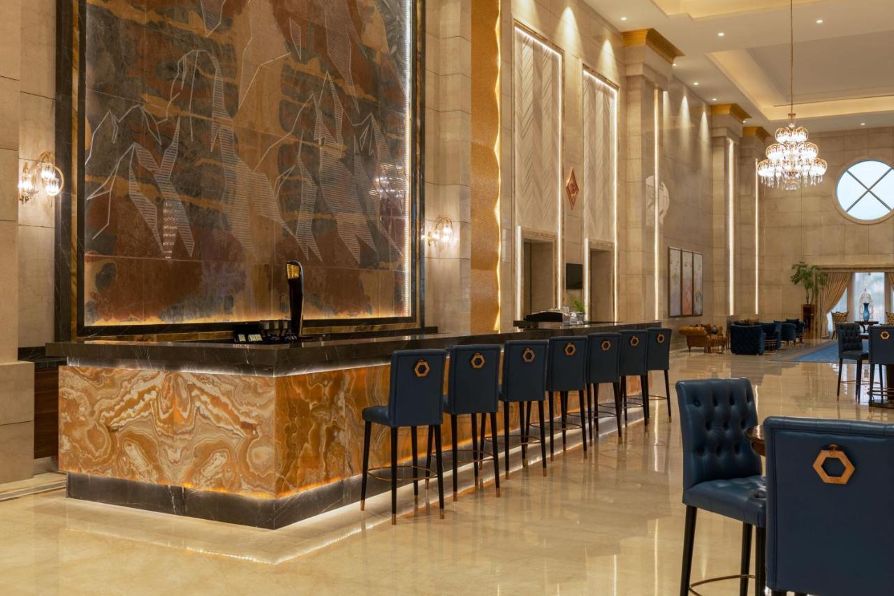 Hotel The St Regis New Capital Il Cairo Esterno foto The bar at the lobby