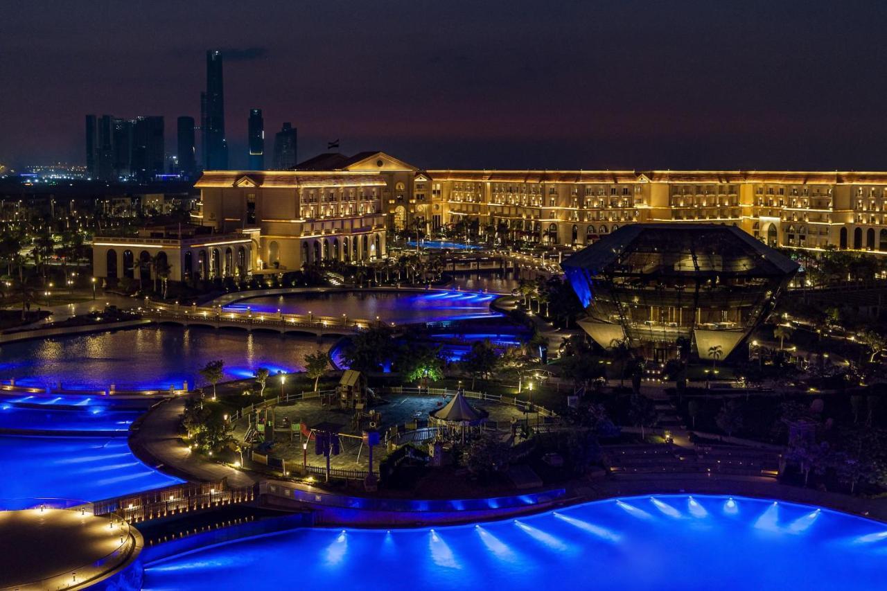 Hotel The St Regis New Capital Il Cairo Esterno foto The Atlantis Hotel at night