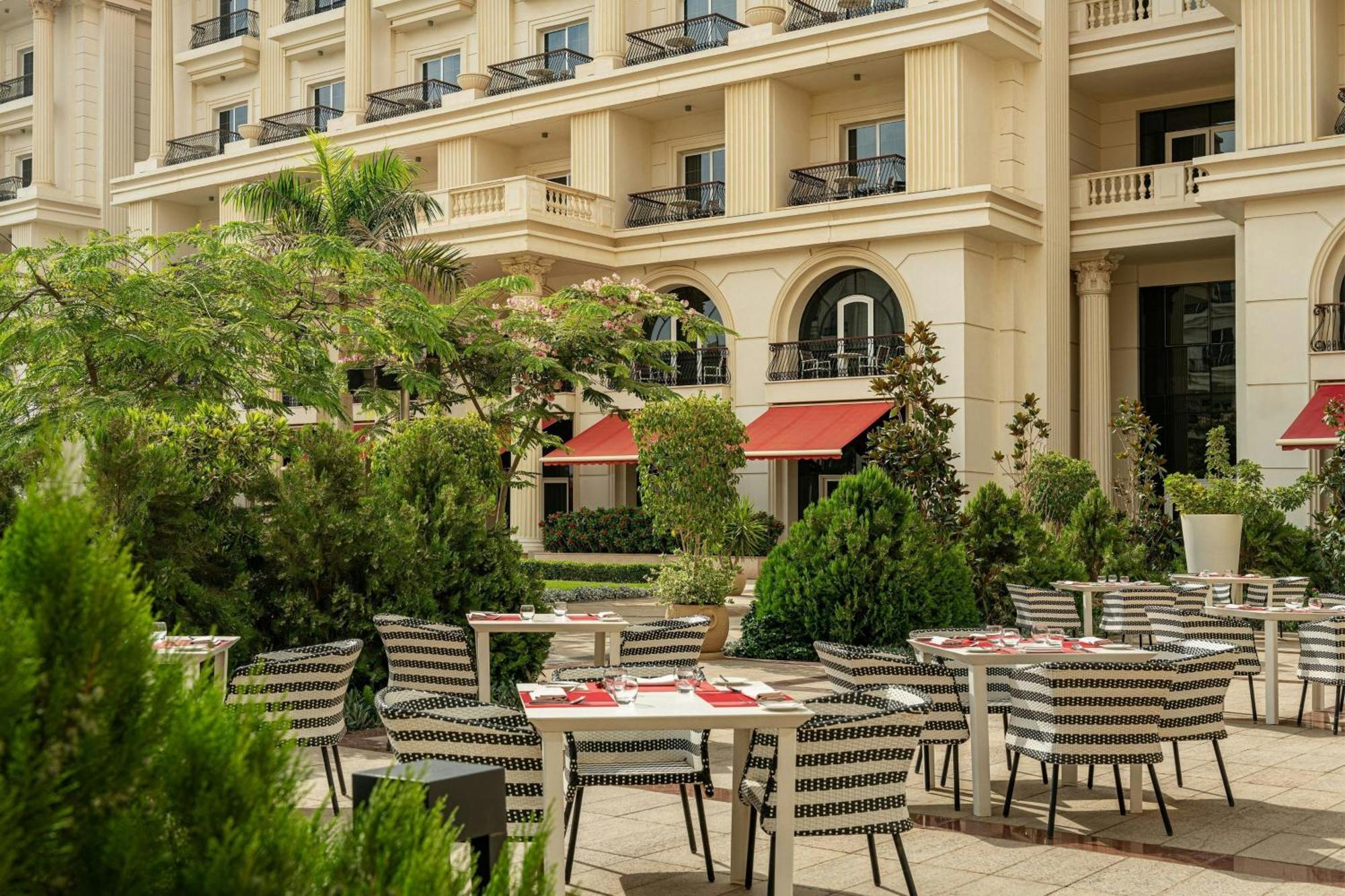 Hotel The St Regis New Capital Il Cairo Esterno foto The outdoor terrace of the restaurant