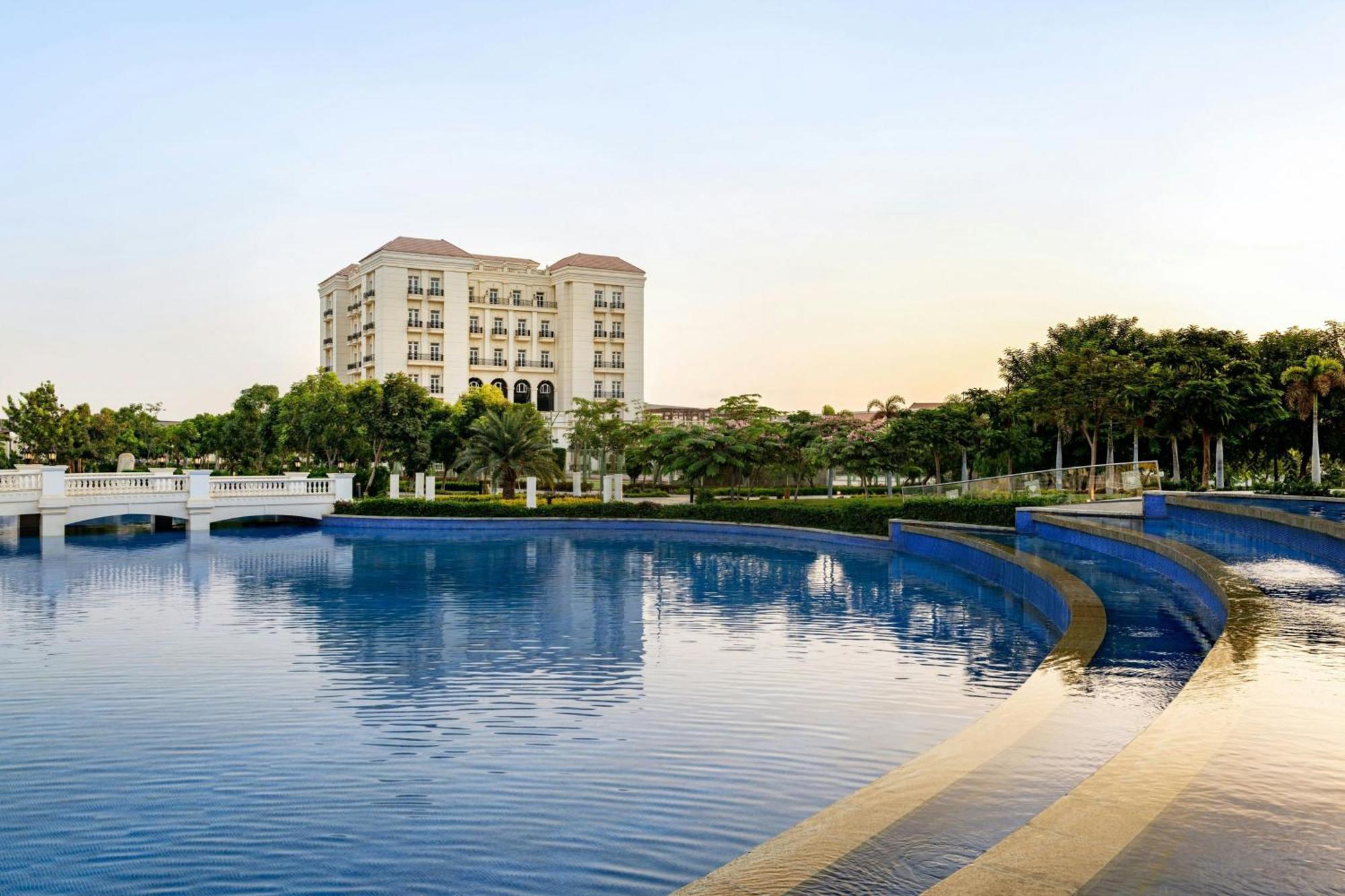 Hotel The St Regis New Capital Il Cairo Esterno foto View of the lake at the heart of the community